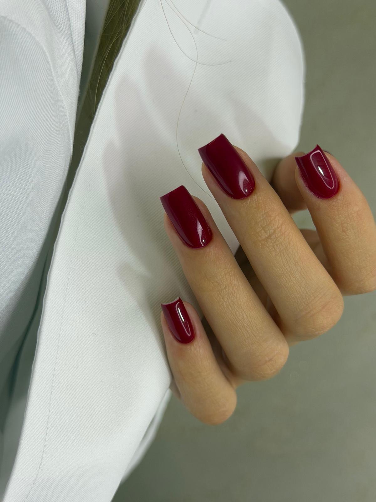 Manichiură bordo lucioasă, formă pătrată